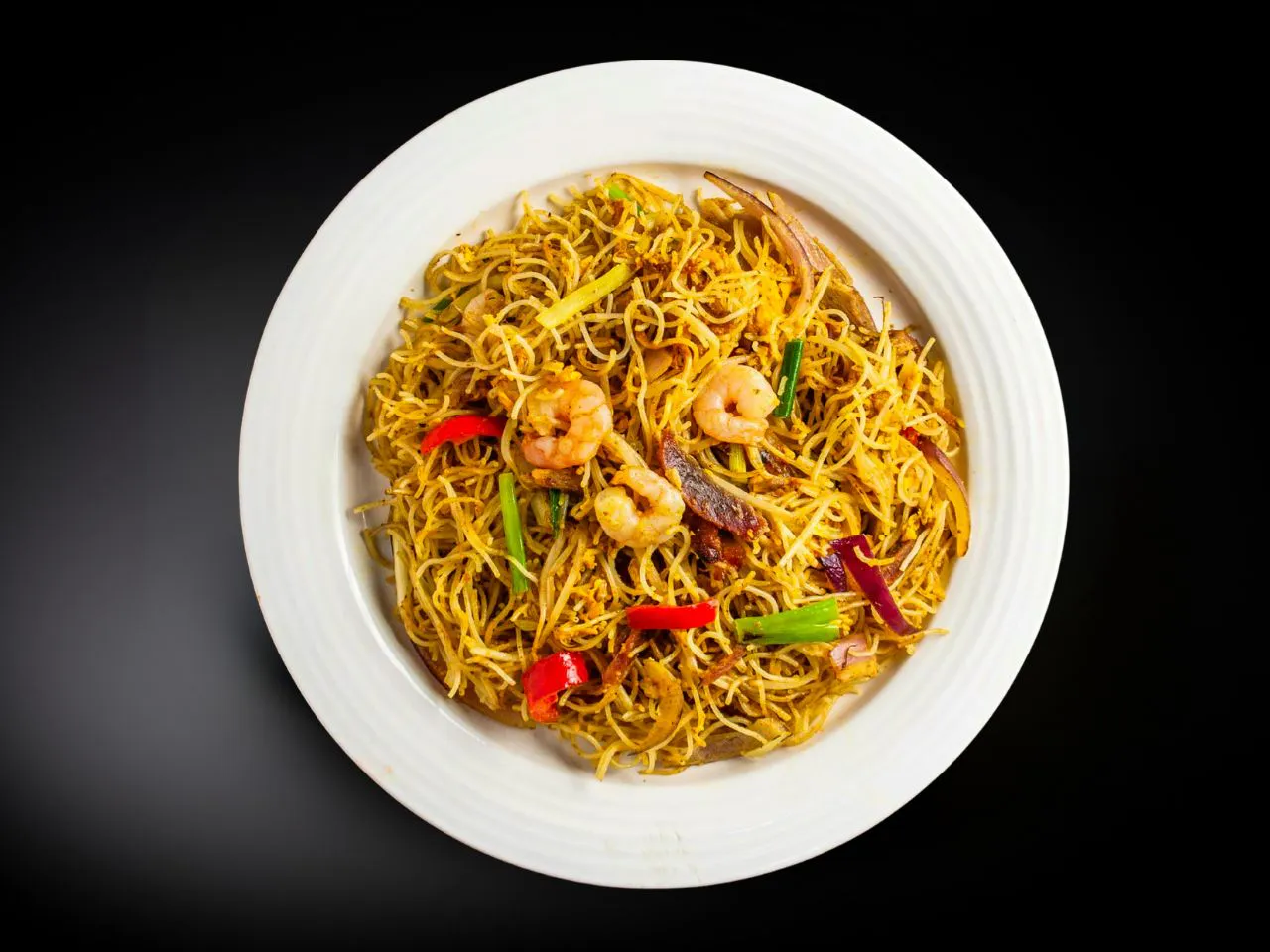 Stir‑fried rice noodles with shrimp, onion, scallion and red bell pepper